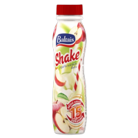 Shake cocktail with apples