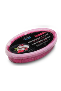 Herring fillet chunks in sauce with beetroot